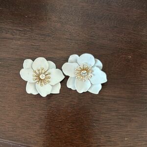 Fun white flower earrings